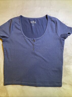 Hollister Women's Navy Ribbed Scoop-Neck Henley Crop Top